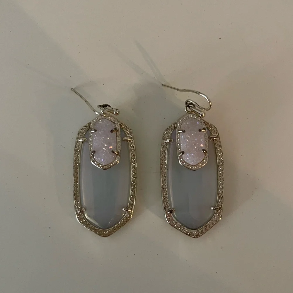 Kendra Scott Darcy Earrings in White - Picture 1 of 1